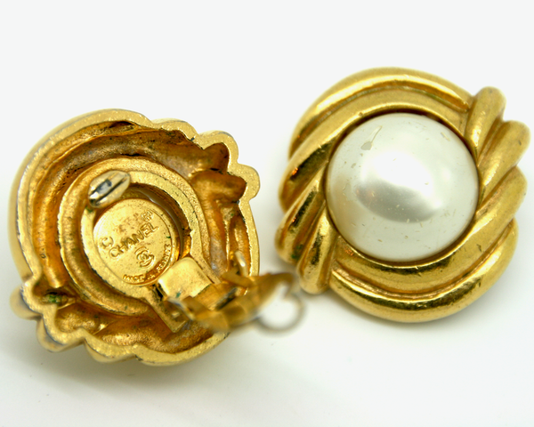 1970's CHANEL faux pearl & gold plate earrings